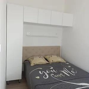 Maison, Rue Calme Dans Village Saint-Mitre-les-Remparts